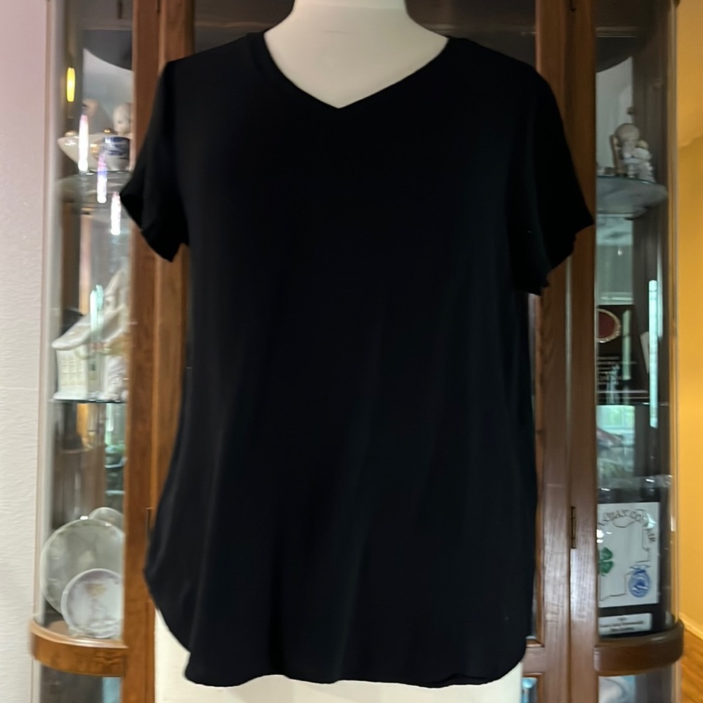 BLACK V-NECK SHORT SLEEVE BLOUSE